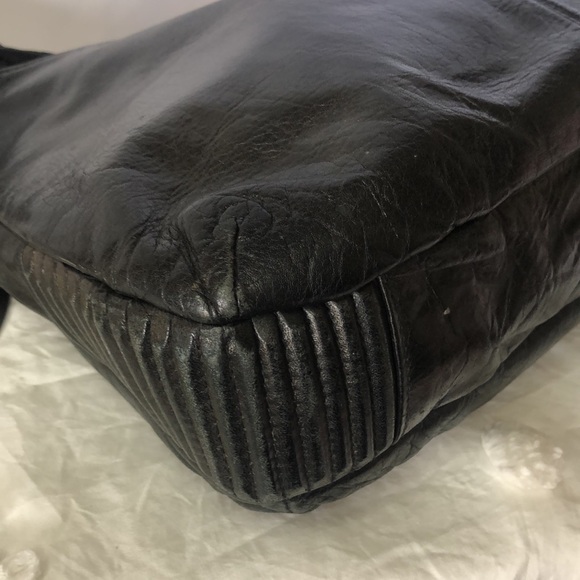 PERLINA vintage black leather shoulder bag. 3 way zipper openings. Holds 5 cards - Picture 9 of 14